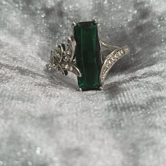 Leaf Green Rectangular Cubic Zirconia Ring - Picture 5 of 10